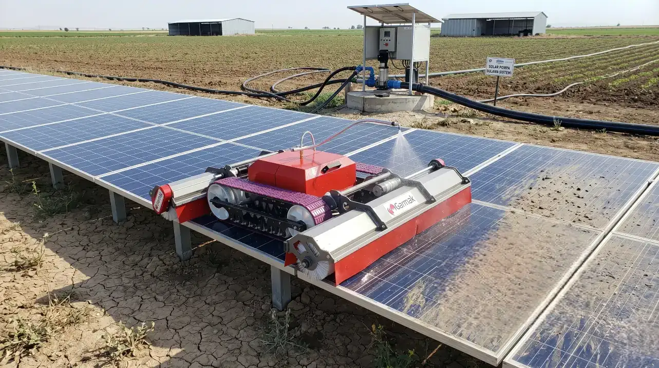 güneş enerjisi temizleyen robot ile arazideki güneş panellerinin temizliği